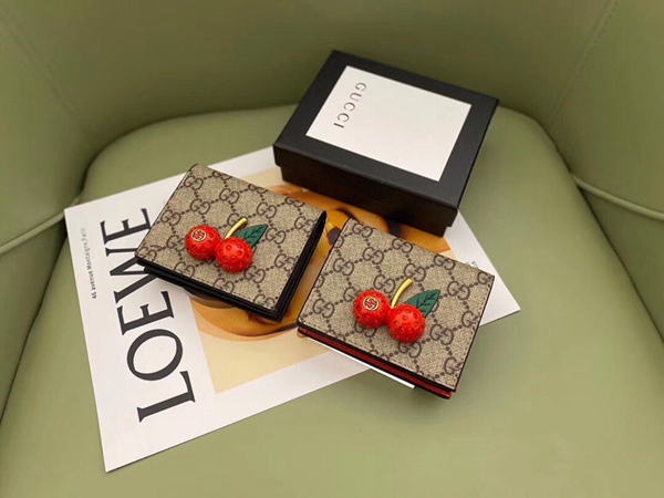 グッチ財布コピー背面デザイン